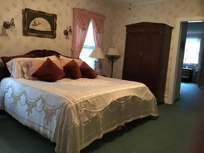 Brookview Manor Bed & Breakfast Canadensis